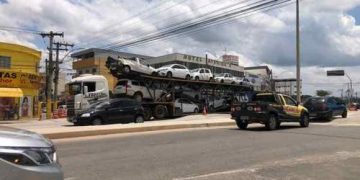 Caminhão Cegonha fica enroscado em faixa elevada em Pouso Alegre