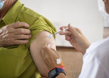 Intervalo entre 2ª e 3ª doses contra a covid-19 é reduzido de 5 para 4 meses