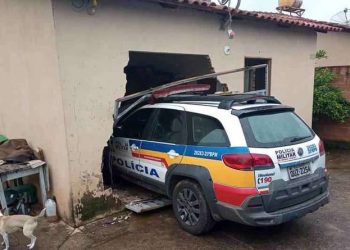 Viatura da PM invade casa em Pouso Alegre ao perseguir foragidos de moto