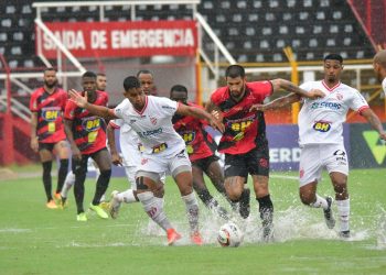 Debaixo de chuva e campo alagado Pousão e Vila ficam no empate