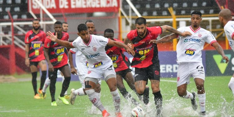 Debaixo de chuva e campo alagado Pousão e Vila ficam no empate