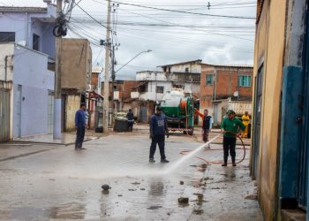 Com a baixa das águas no bairro São Geraldo, Prefeitura inicia a limpeza das ruas