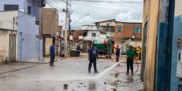 Com a baixa das águas no bairro São Geraldo, Prefeitura inicia a limpeza das ruas