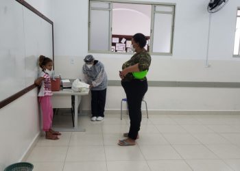 Moradores em abrigo temporário da prefeitura realizam teste da Covid-19