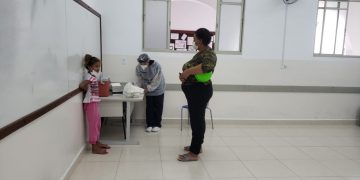 Moradores em abrigo temporário da prefeitura realizam teste da Covid-19