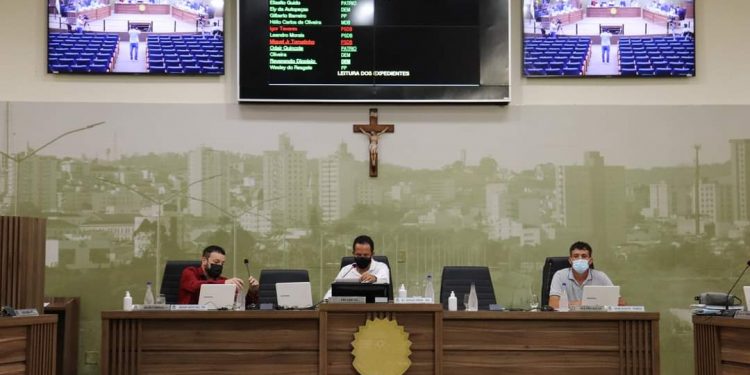 PL sobre taxa de licença para publicidade e assegura realização de propagandas no município sem aumento