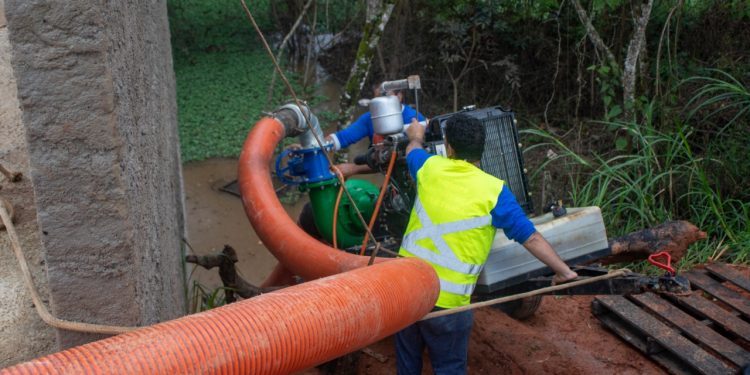 Bombas da Diquinha e Dique 2 são ligadas para escoar água do bairro São Geraldo
