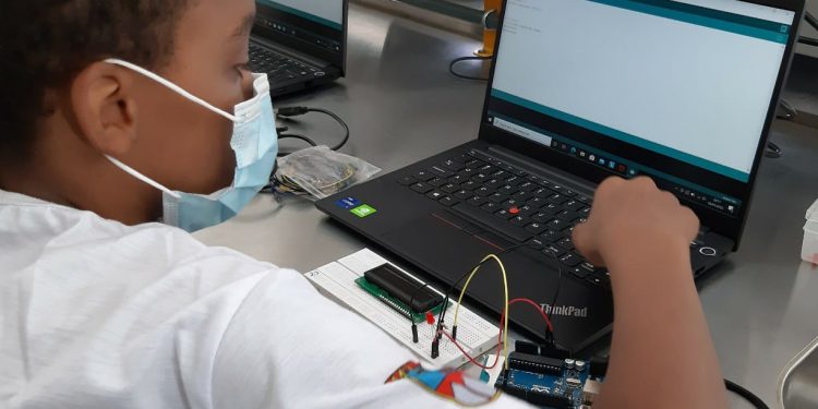 Caminhão tecnológico do IFSULDEMINAS leva curso de Robótica aos alunos do Profesp/Conviver