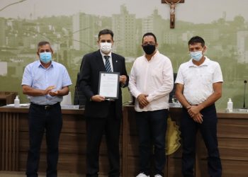 Advogado Geraldo Cunha Neto recebe moção de aplausos na Câmara