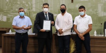 Advogado Geraldo Cunha Neto recebe moção de aplausos na Câmara