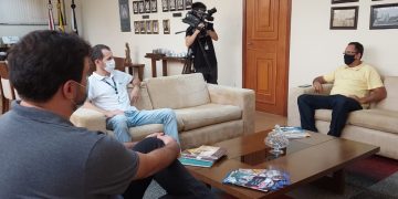 Presidente da Câmara recebe representantes do IBGE