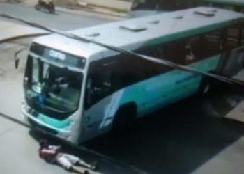 Passageiro deita em frente ônibus para impedir sua conversão em Pouso Alegre