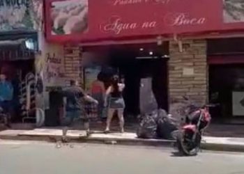 Padaria é depredada e funcionários são agredidos após carro derrubar uma moto no Bairro São Cristóvão