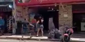 Padaria é depredada e funcionários são agredidos após carro derrubar uma moto no Bairro São Cristóvão