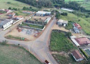Estrada que liga o Distrito do Pantano até a divisa com Estiva e Estrada do Cristal recebem obras de pavimentação
