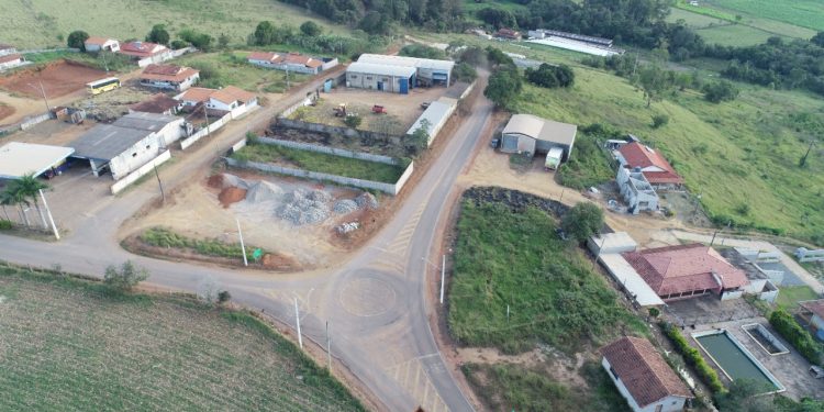 Estrada que liga o Distrito do Pantano até a divisa com Estiva e Estrada do Cristal recebem obras de pavimentação