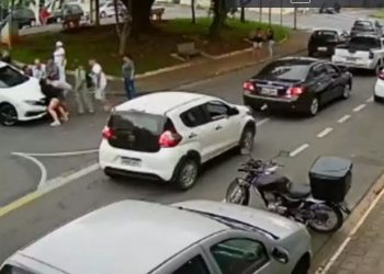 Homem cai na rua e é passado por cima por um carro – veja o vídeo