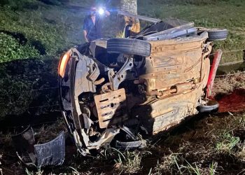 Em Brazópolis na MG-265 mulher bate carro em árvore e morre