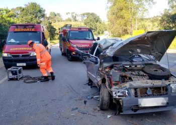 Em Pouso Alegre acidente entre carro e caminhão deixa duas pessoas feridas na BR-459