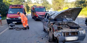 Em Pouso Alegre acidente entre carro e caminhão deixa duas pessoas feridas na BR-459