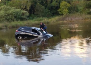 Em Pouso Alegre carro descontrolado cai em Lago e afunda – veja o vídeo