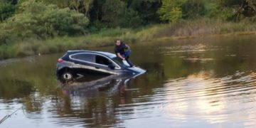 Em Pouso Alegre carro descontrolado cai em Lago e afunda – veja o vídeo