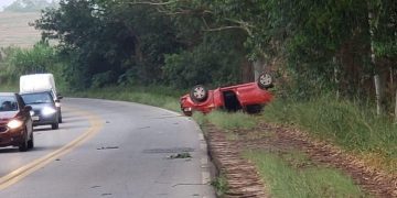 Jovens do 14º GAC perdem controle do carro e batem em árvore na MG-290