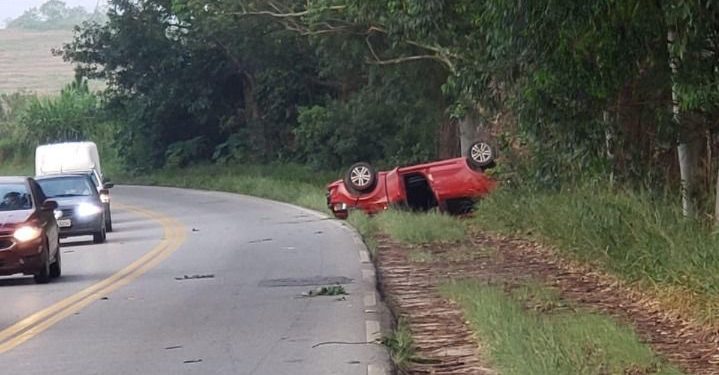 Jovens do 14º GAC perdem controle do carro e batem em árvore na MG-290