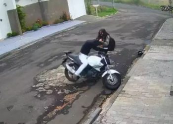 Mulher arretada bate em bandido durante tentativa de assalto