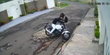 Mulher arretada bate em bandido durante tentativa de assalto