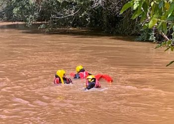 Buscas por mulher de 67 anos que caiu no rio verde em Varginha continua