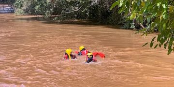 Buscas por mulher de 67 anos que caiu no rio verde em Varginha continua