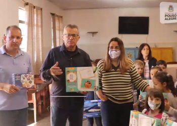 Prefeitura entrega às escolas municipais novos jogos interativos