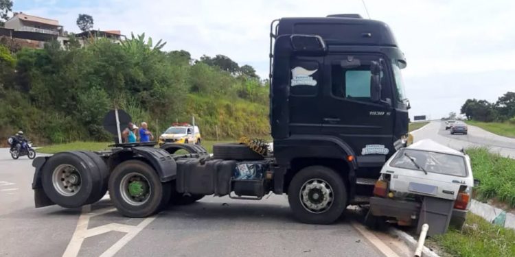 Em Santa Rita do Sapucaí no trevo motorista morre após ser atingido por um caminhão