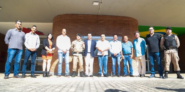 Armas de impulso elétrico são entregues para o 20º Batalhão da Polícia Militar em Pouso Alegre