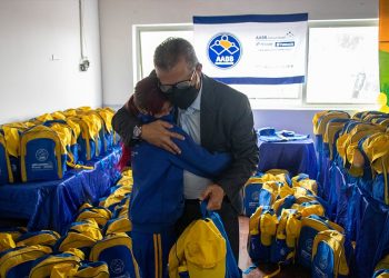 Cerca de 100 alunos atendidos em projeto recebem mochilas e kit higiene