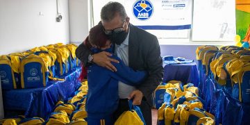 Cerca de 100 alunos atendidos em projeto recebem mochilas e kit higiene