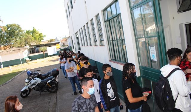 Mais de 600 candidatos participam de processo seletivo do programa Jovem Aprendiz da FUVS