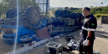 Caminhão Tomba na BR-459 – Motorista morre preso às ferragens
