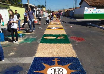 Tapetes no Bairro São Cristóvão no feriado de Corpus Christi: entenda esta tradição