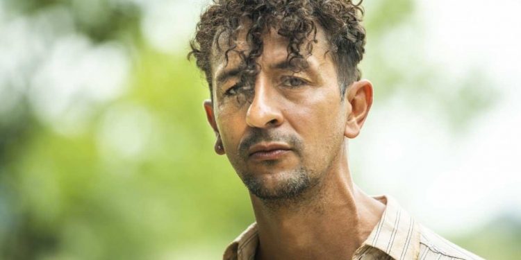 Ator Irandhir Santos cai do cavalo, passa por cirurgia e é afastado das gravações de Pantanal