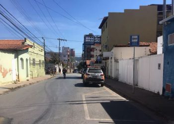 Homem ataca policial com faca e acaba morto a tiros