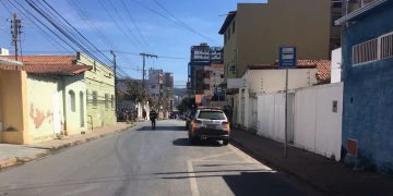 Homem ataca policial com faca e acaba morto a tiros