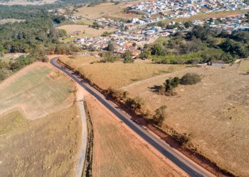 Prefeitura de Pouso Alegre inicia pavimentação da estrada do Cristal