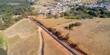 Prefeitura de Pouso Alegre inicia pavimentação da estrada do Cristal