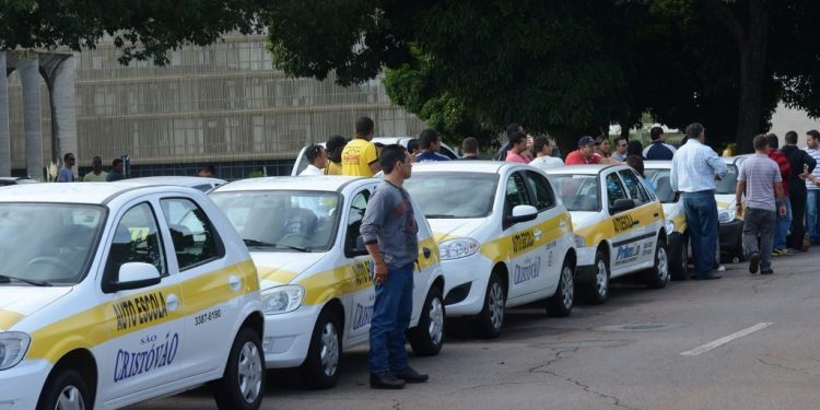 Autoescola podem deixar de serem obrigatórias para tirar a CNH
