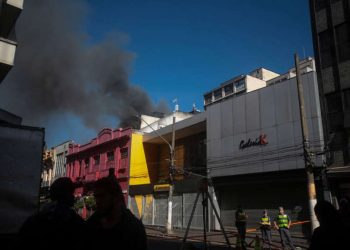 Comerciantes choram após incêndio na Rua 25 de Março pelos prejuízos causados