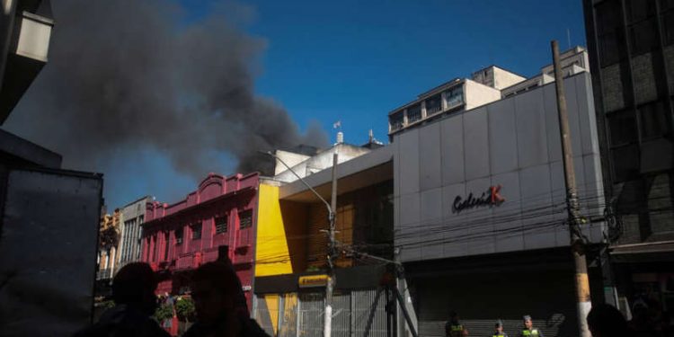Comerciantes choram após incêndio na Rua 25 de Março pelos prejuízos causados