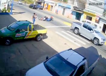 Em Pouso Alegre motoboy fica ferido após ser atingido por uma caminhonete
