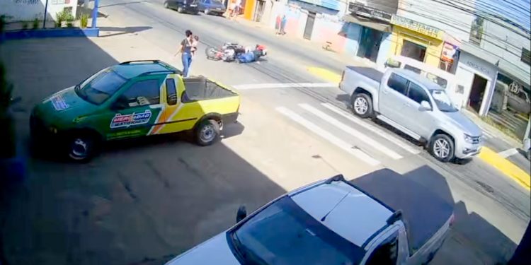 Em Pouso Alegre motoboy fica ferido após ser atingido por uma caminhonete